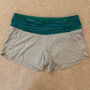 Size 6 4” Lululemon speed up shorts in teal with patterned waistband